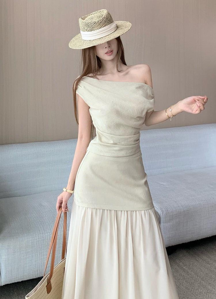 Elegant and sophisticated two-piece suit set, featuring a fitted Top a delicate off-the-shoulder design
