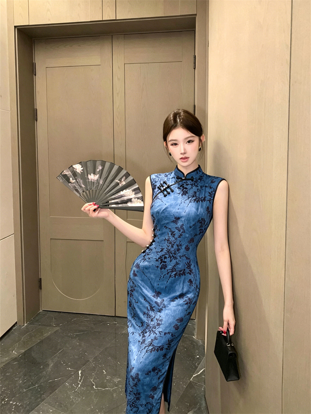 Blue Willow Sleeveless Silk-Blend Cheongsam