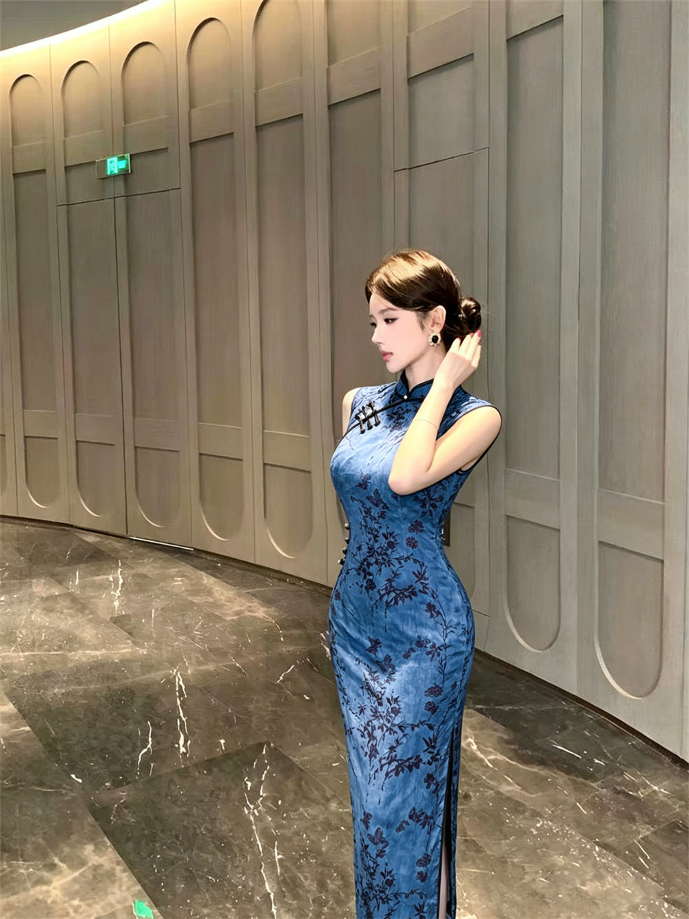 Blue Willow Sleeveless Silk-Blend Cheongsam
