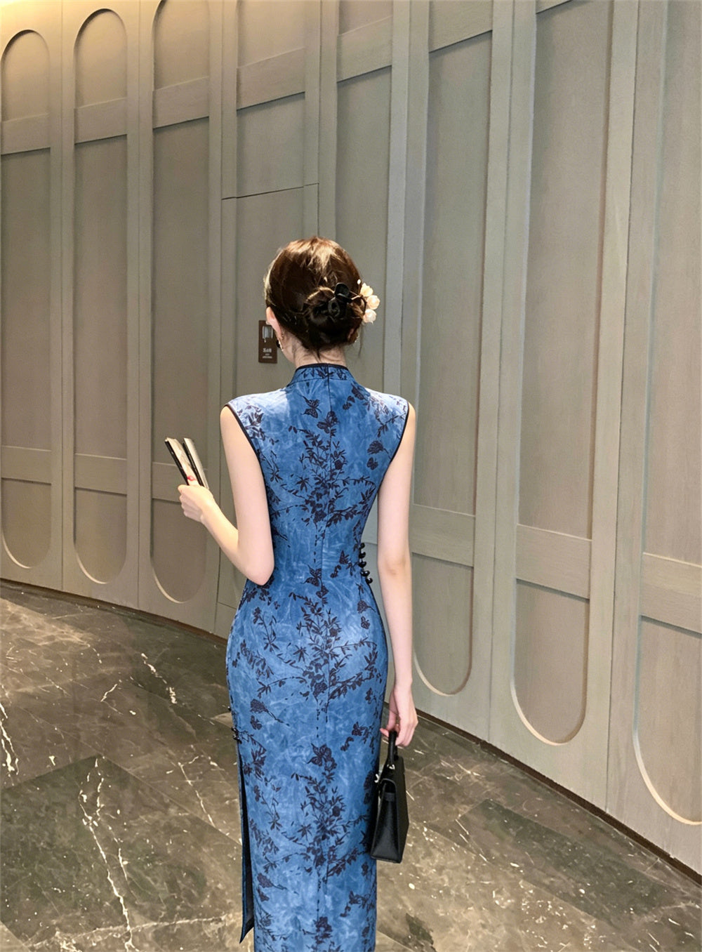 Blue Willow Sleeveless Silk-Blend Cheongsam
