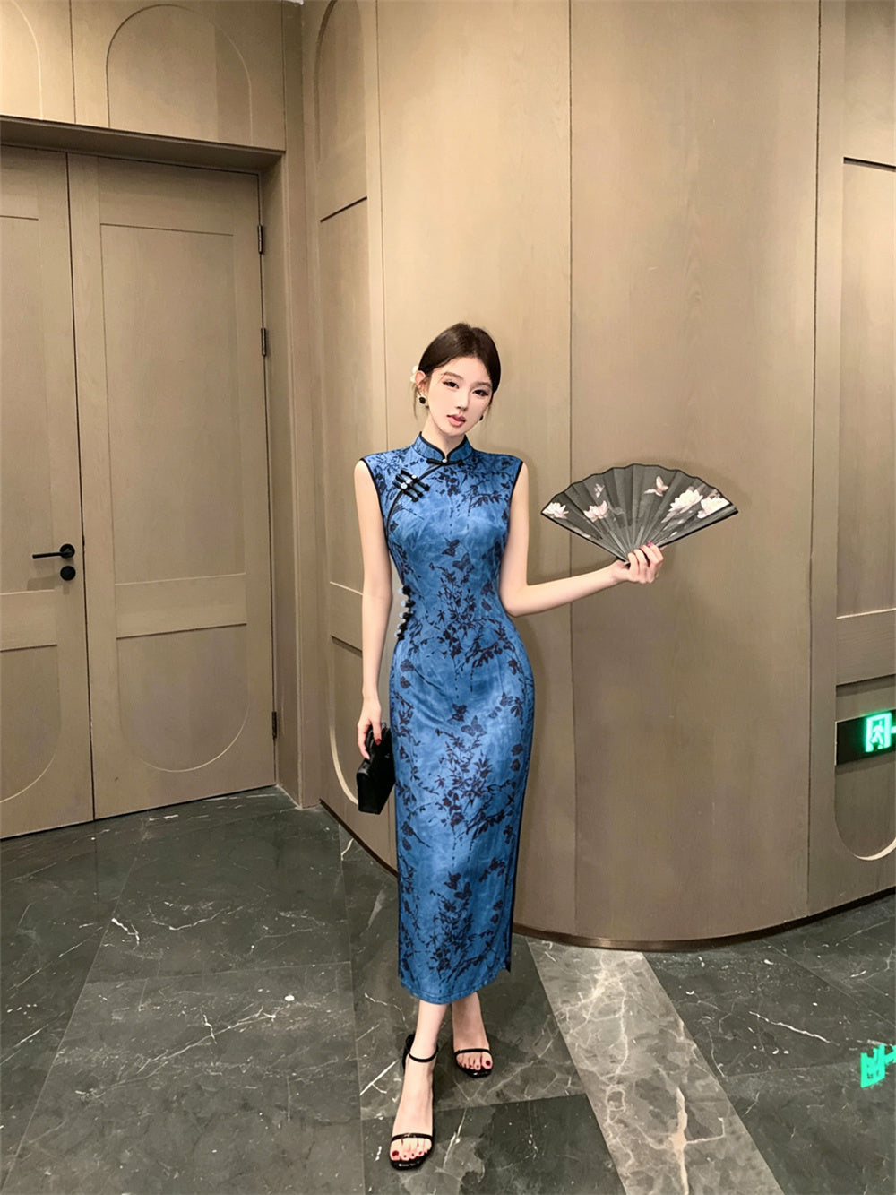 Blue Willow Sleeveless Silk-Blend Cheongsam