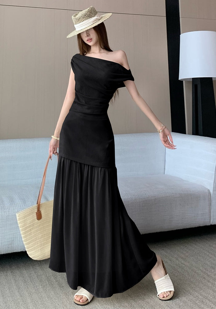Elegant and sophisticated two-piece suit set, featuring a fitted Top a delicate off-the-shoulder design